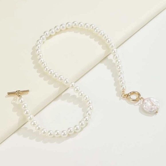 Trendy Pearl Necklace - Picture 2 of 5